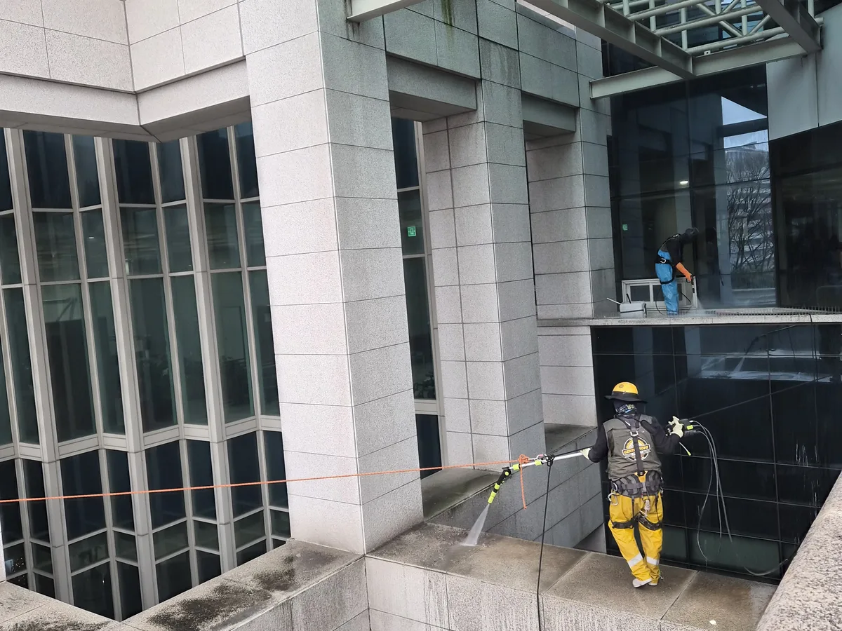 양구군 방산면 상가건물 옥상 파라펫 장비 주변 정밀 위생청소 사례 - 행진크린