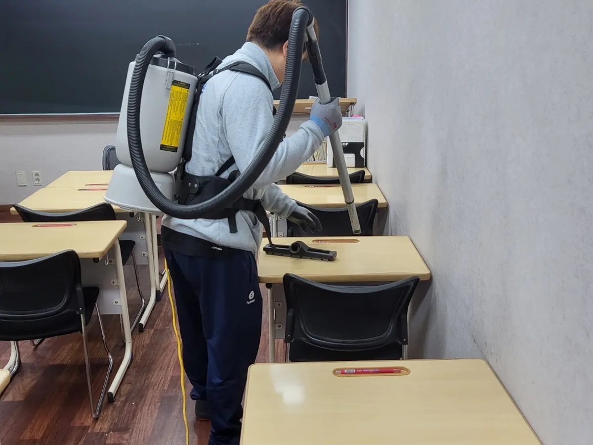 원주시 신림면 학교 현관·중앙홀 바닥 위생청소 사례 - 행진크린