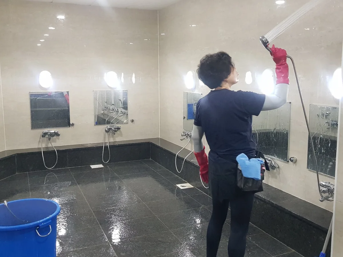 춘천시 송암동 목욕탕 탈의실·파우더룸 바닥 위생청소 사례 - 행진크린