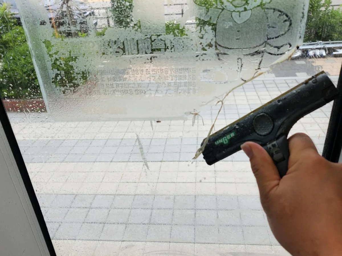 철원군 서면 상가 유리 스퀴지 위생청소 사례 - 행진크린